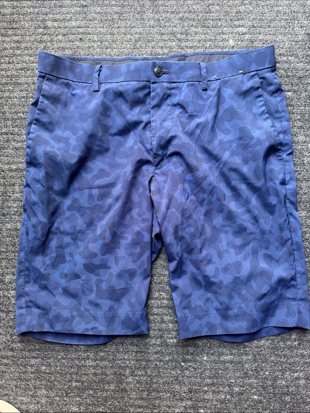 Uniqlo Men's Blue Camouflage Flat Front Shorts
